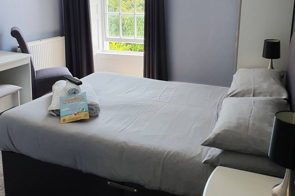 Setrika/meja setrika, Wi-Fi gratis, dan seprai linen