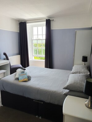 Setrika/meja setrika, Wi-Fi gratis, dan seprai linen