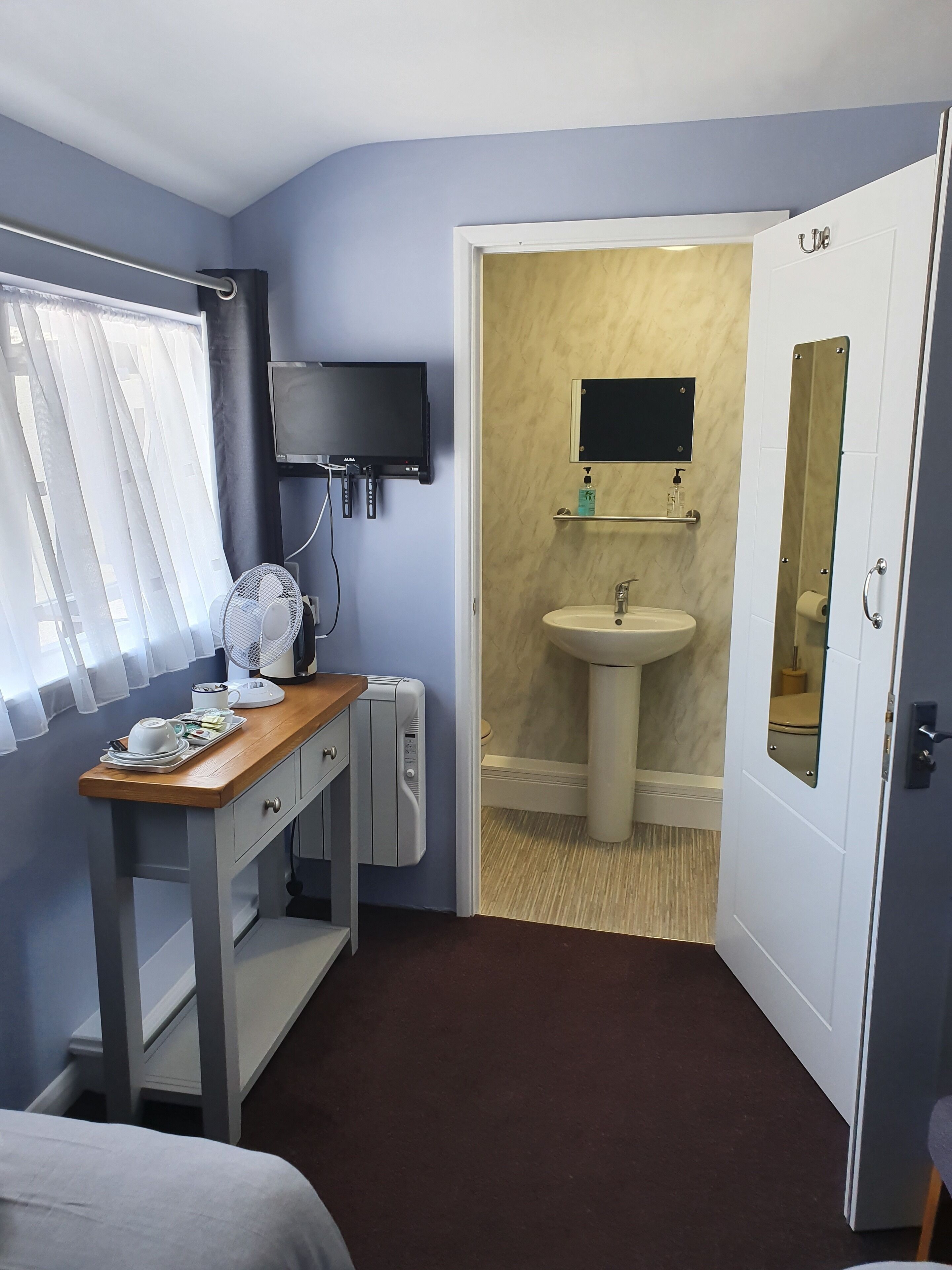 Zweibettzimmer | Bügeleisen/Bügelbrett, kostenloses WLAN, Bettwäsche