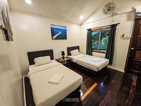 Caja de seguridad en la habitación, cortinas blackout y ropa de cama 