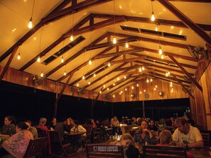 Petit déjeuner, déjeuner et dîner servis sur place