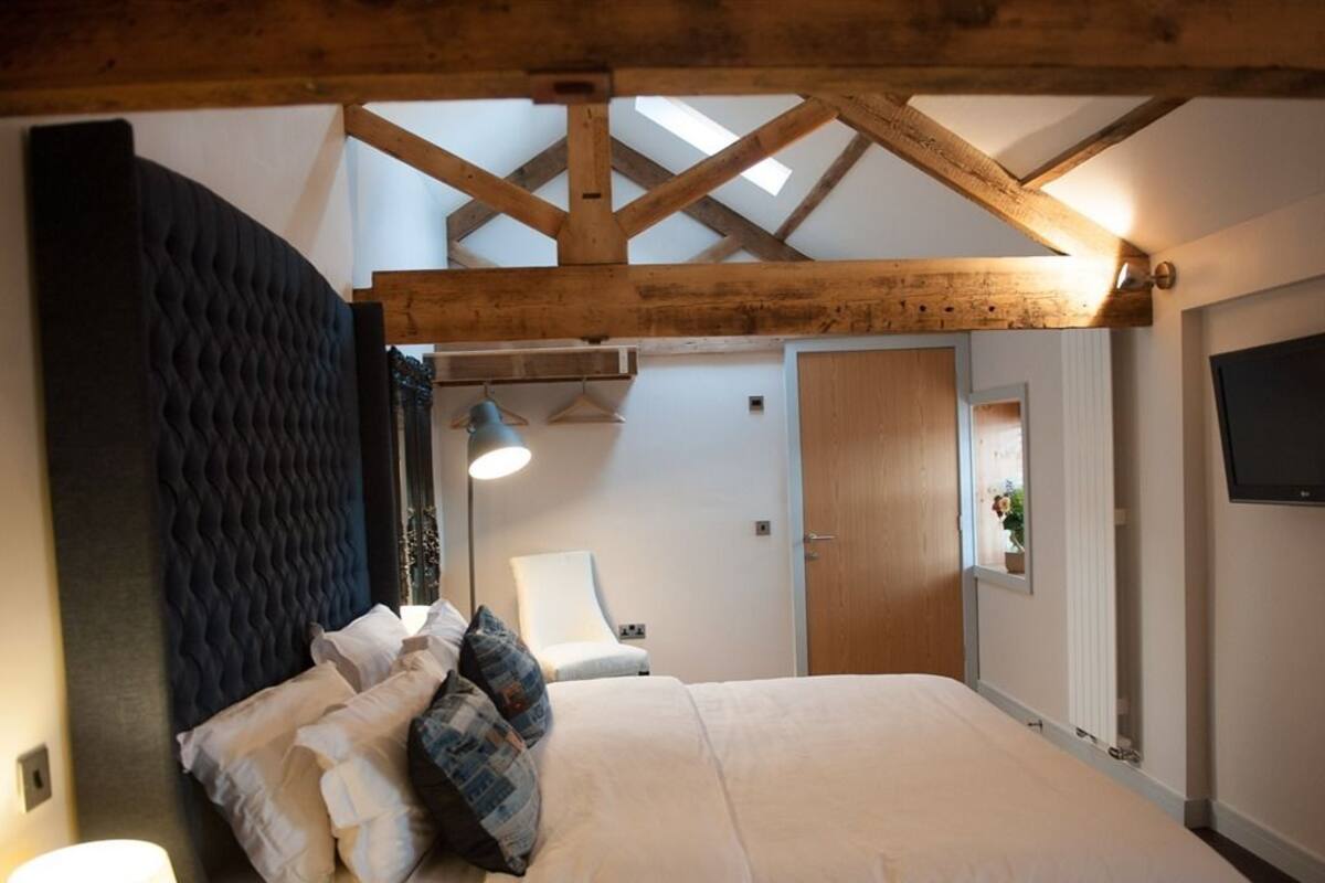 Chambre « Premier », 1 très grand lit, salle de bains attenante (Room 13) | Chambres insonorisées, fer et planche à repasser, Wi-Fi gratuit