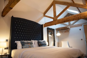 Chambre « Premier », 1 très grand lit, salle de bains attenante (Room 13) | Chambres insonorisées, fer et planche à repasser, Wi-Fi gratuit