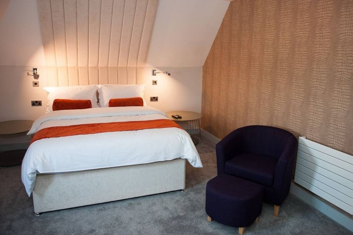 Chambre « Premier », 1 très grand lit, salle de bains attenante (Room 8) | Chambres insonorisées, fer et planche à repasser, Wi-Fi gratuit