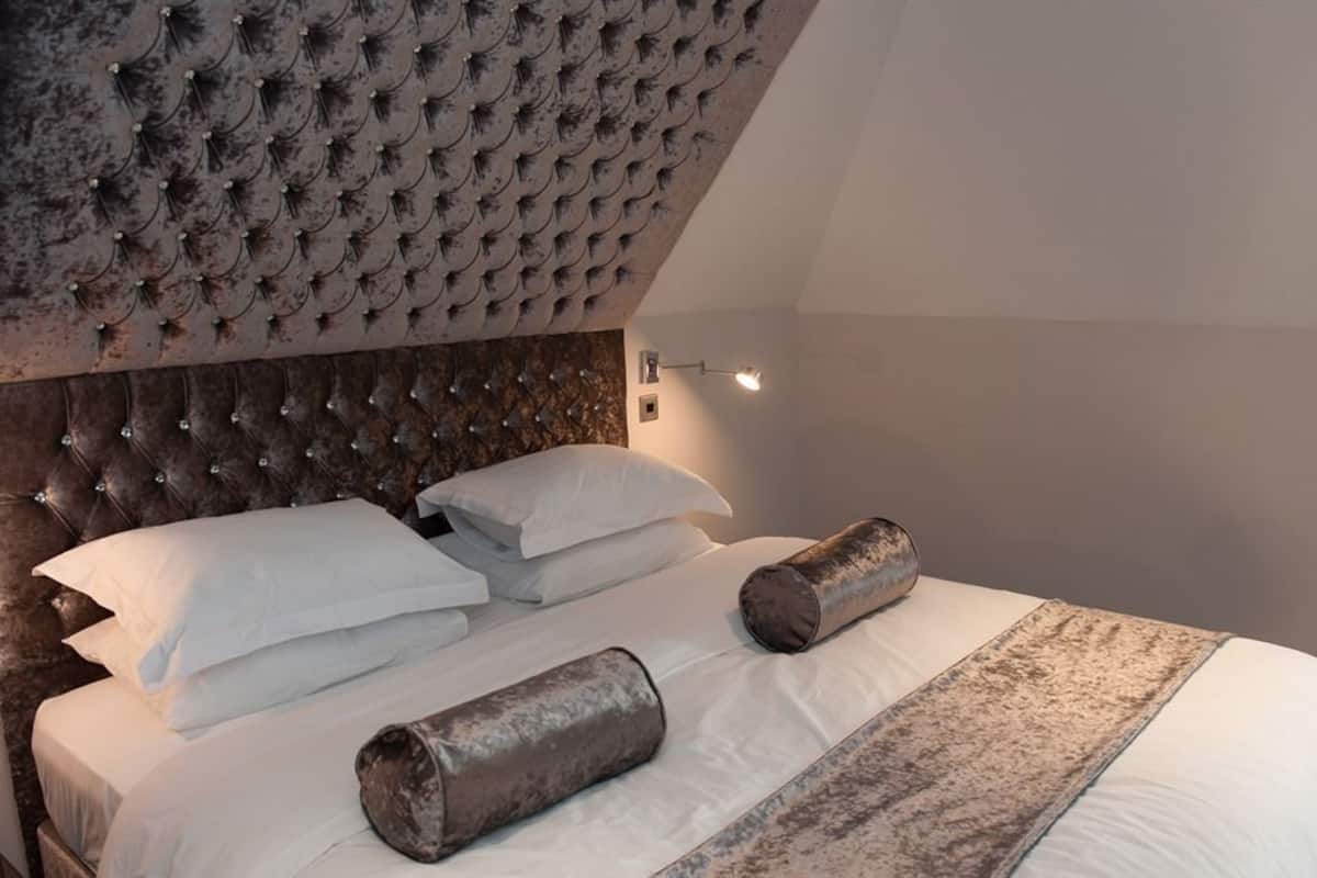 Chambre Luxe, 1 très grand lit, salle de bains attenante (Room 7) | Chambres insonorisées, fer et planche à repasser, Wi-Fi gratuit