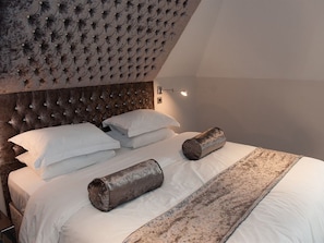 Chambre Luxe, 1 très grand lit, salle de bains attenante (Room 7) | Chambres insonorisées, fer et planche à repasser, Wi-Fi gratuit