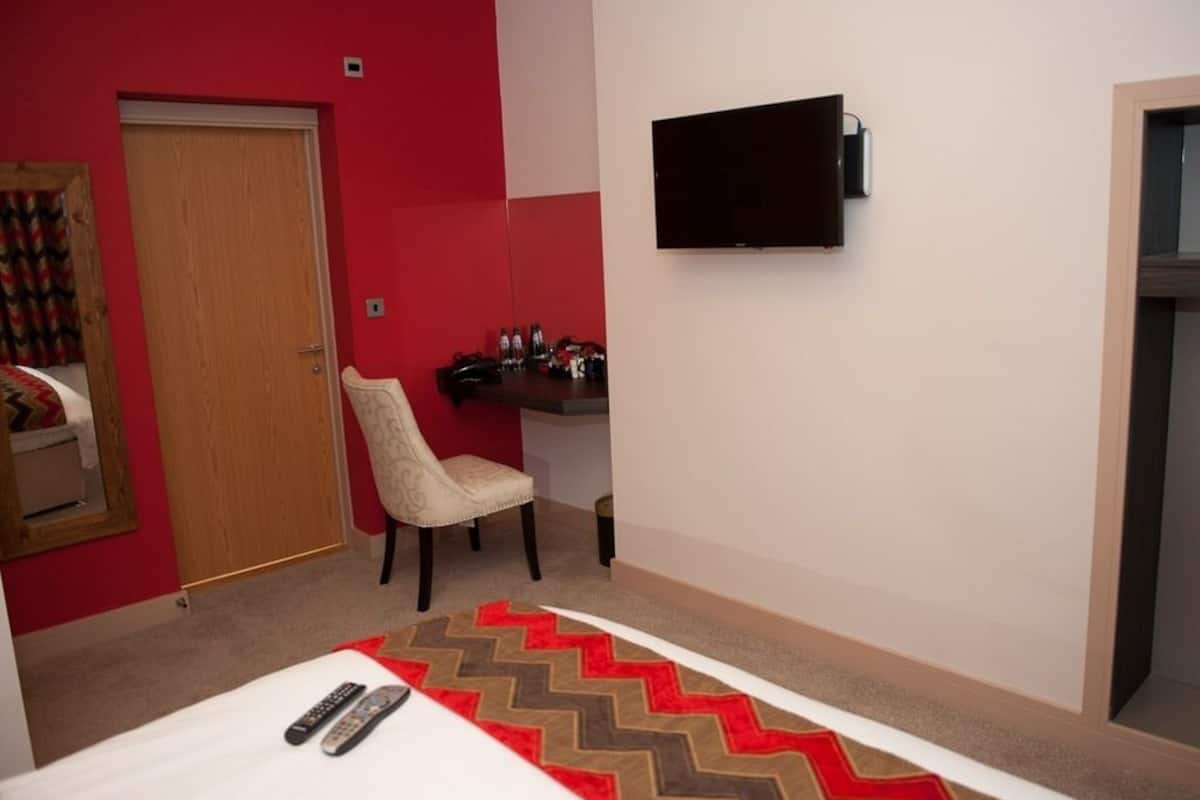 Chambre Standard, 1 très grand lit, salle de bains attenante (Room 5) | Chambres insonorisées, fer et planche à repasser, Wi-Fi gratuit
