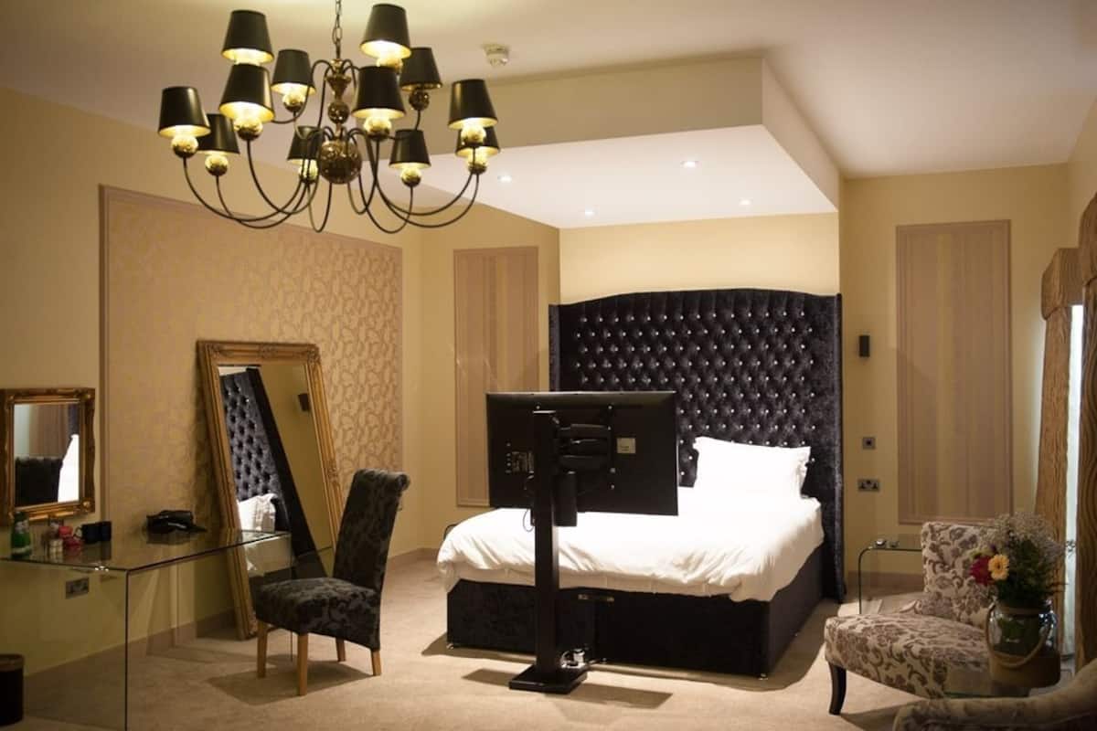 Chambre Supérieure, 1 très grand lit, salle de bains attenante (Room 4) | Chambres insonorisées, fer et planche à repasser, Wi-Fi gratuit