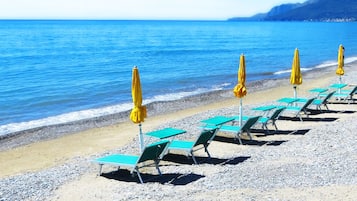 En privat strand, liggestole, parasoller