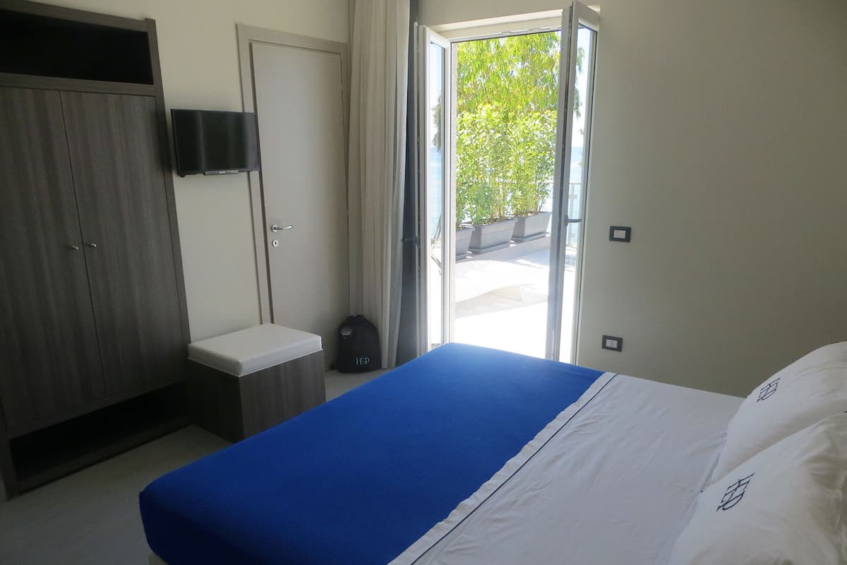 Hypo-allergenic bedding, minibar, in-room safe, free WiFi