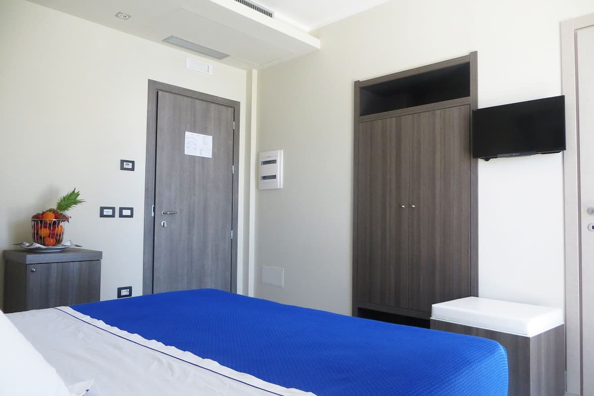 classic double room | hypo-allergenic bedding, minibar, in-room safe, free wifi