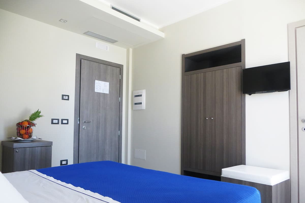 Hypo-allergenic bedding, minibar, in-room safe, free WiFi