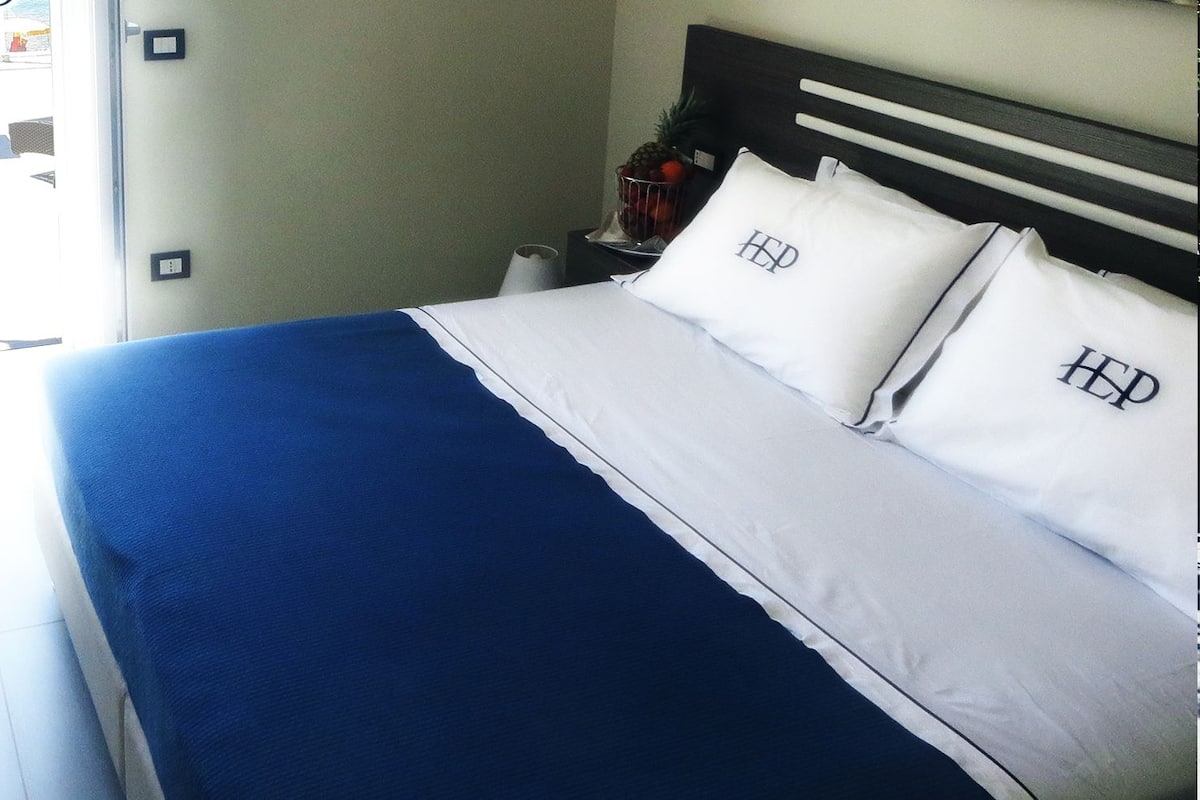 Hypo-allergenic bedding, minibar, in-room safe, free WiFi
