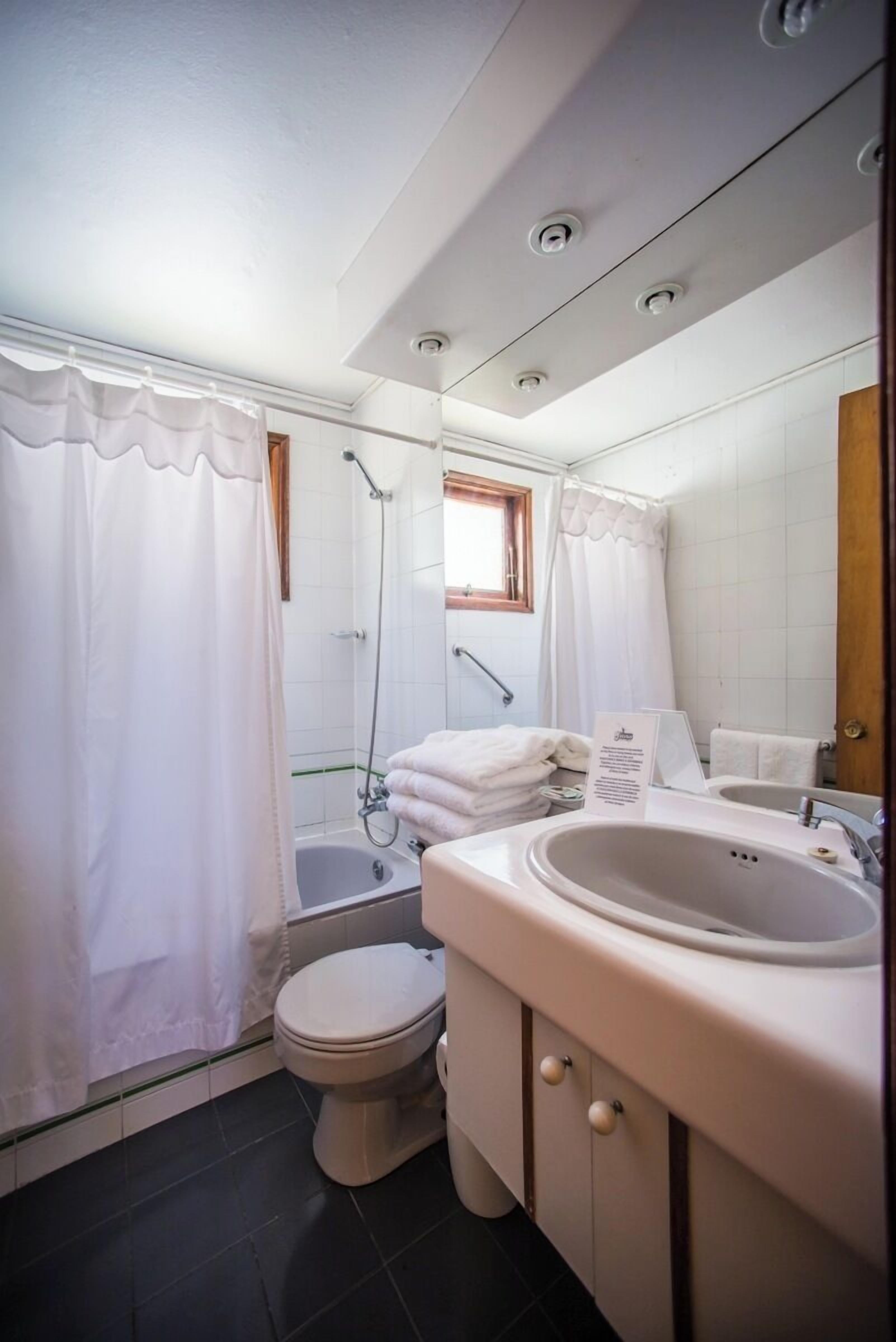 family cabin | bathroom | deep-soaking bathtub, free toiletries, hair dryer, towels