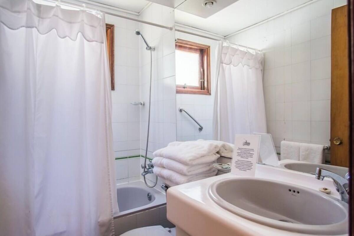 family cabin | bathroom | deep-soaking bathtub, free toiletries, hair dryer, towels