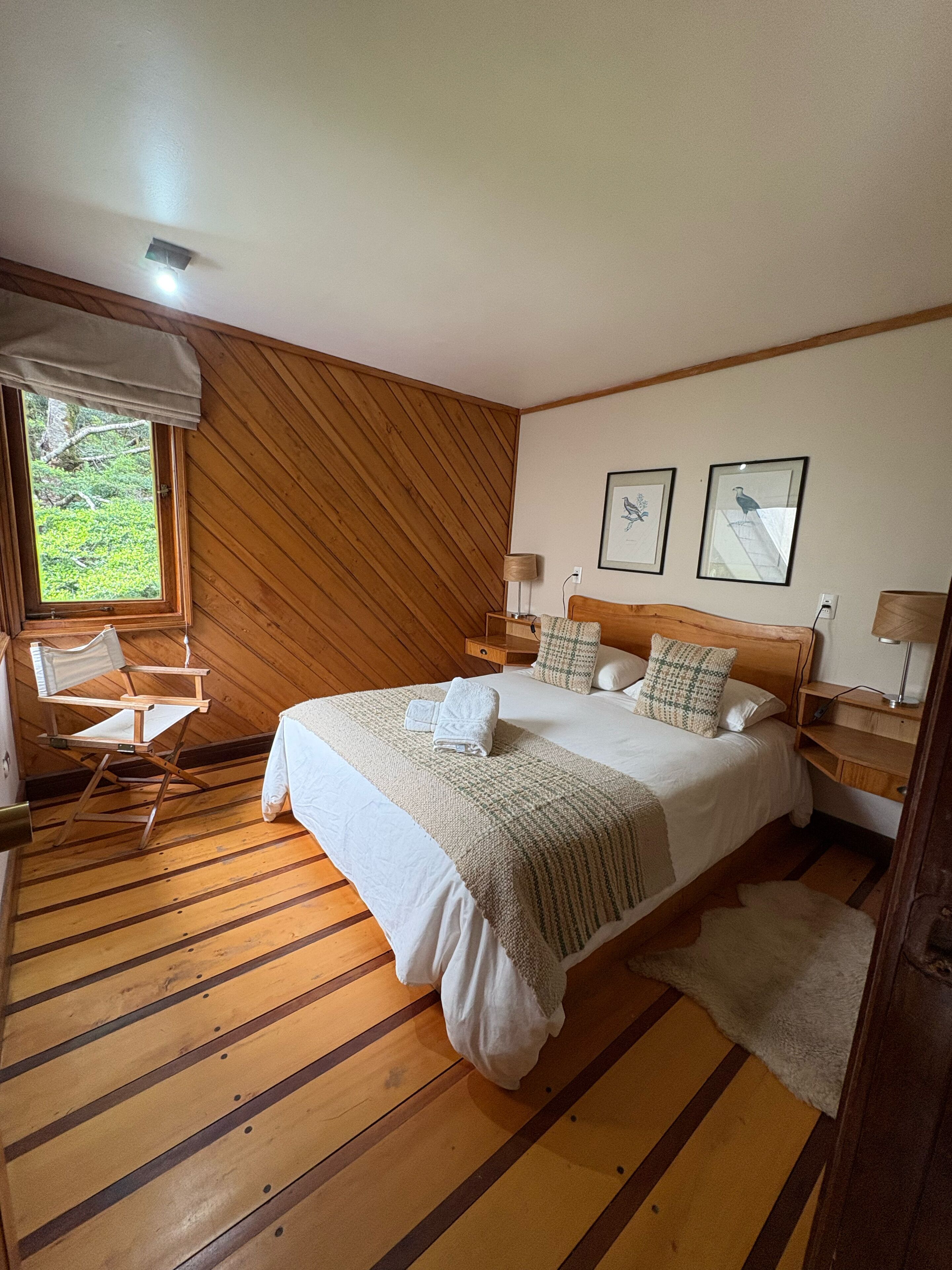 Ropa de cama de alta calidad y caja de seguridad en la habitación 