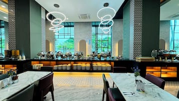 S'hi serveixen plats de cuina internacional