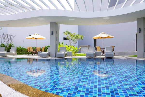 Piscina externa, guarda-sóis, espreguiçadeiras