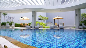 Outdoor pool, pool umbrellas, sun loungers - Raia Hotel & Convention Centre Alor Setar (Alor Setar)