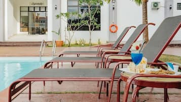 Kolam renang tertutup, kolam renang terbuka, kerusi lepak pantai