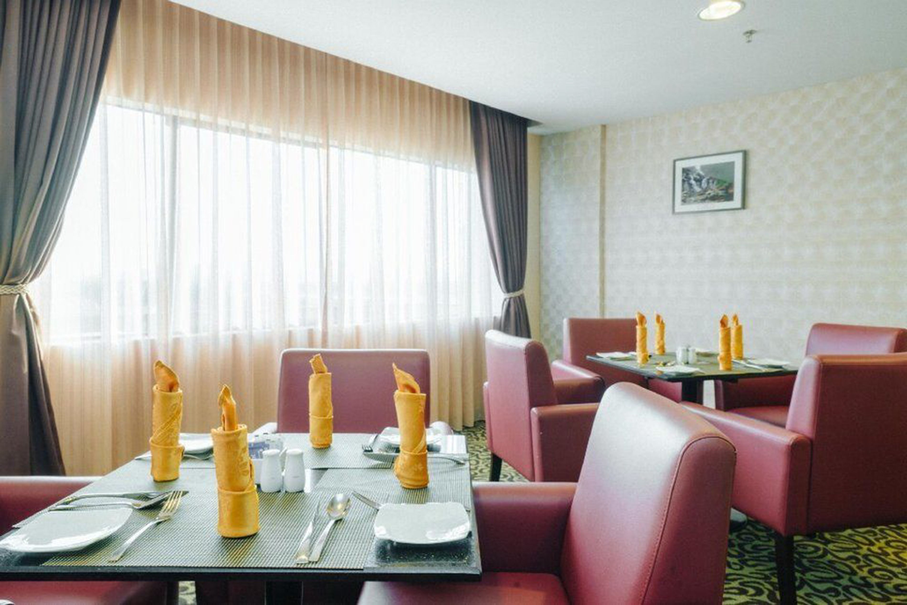 2 restaurants, breakfast, lunch, dinner served; international cuisine