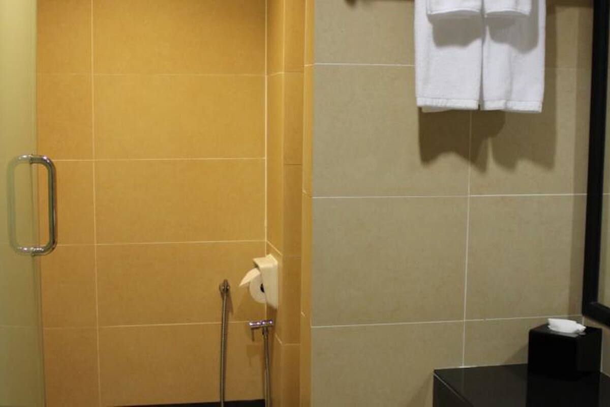 rainfall showerhead, free toiletries, hair dryer, towels