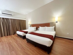 Deluxe Family Room | Minibar, in-room safe, desk, soundproofing