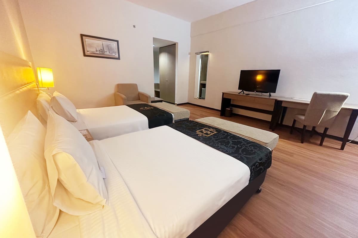 superior twin room - 2 single beds | 1 bedroom, minibar, in-room safe, desk