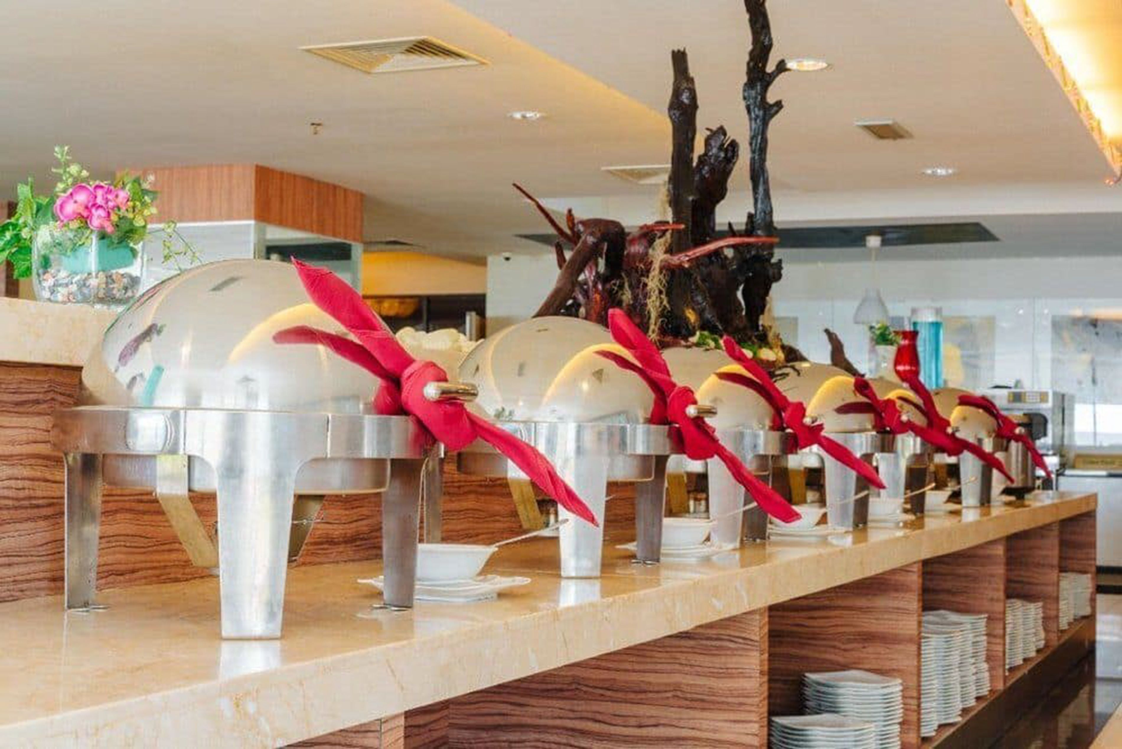 2 restaurants, breakfast, lunch, dinner served; international cuisine