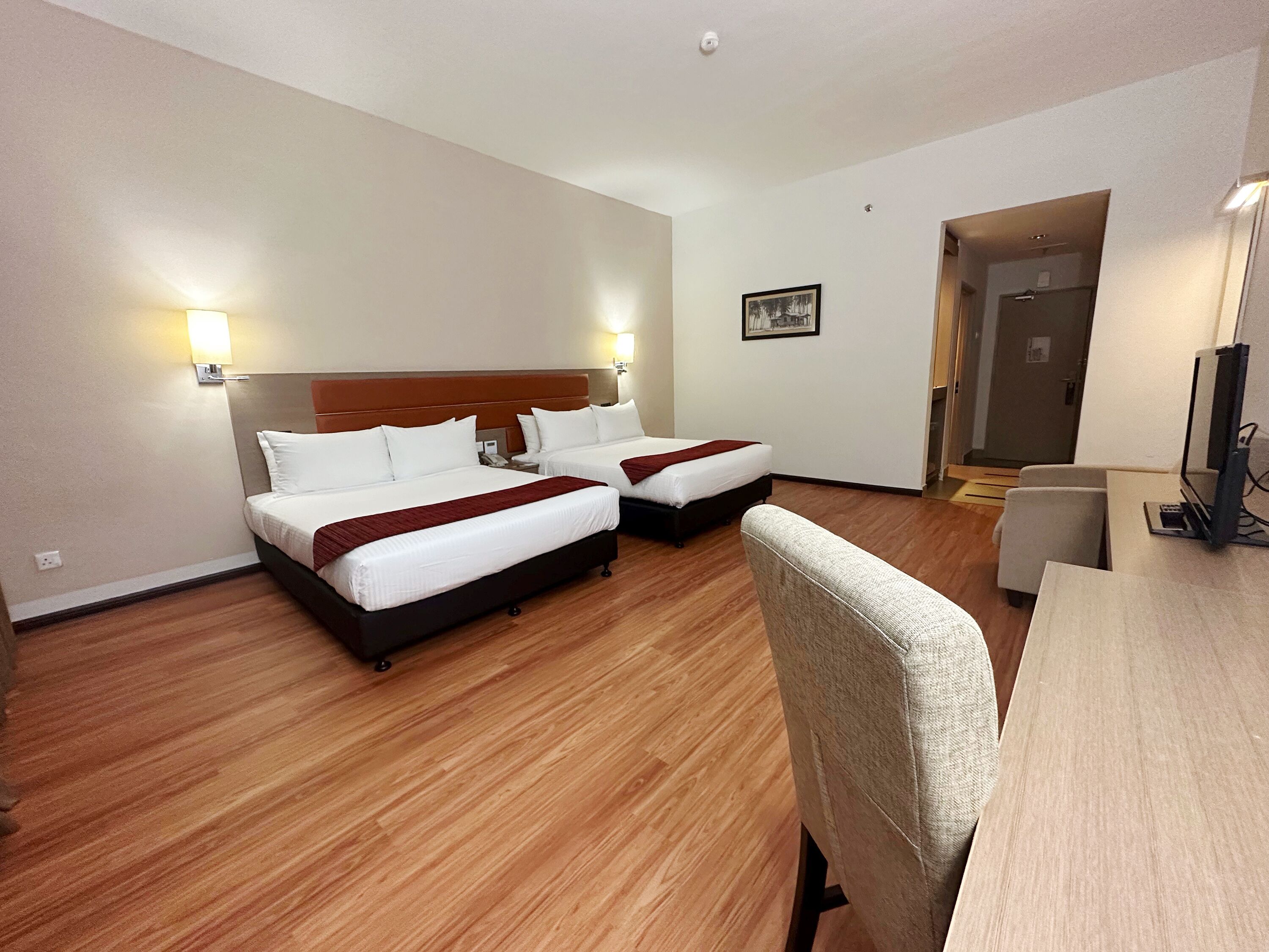 Deluxe Family Room | Minibar, két bảo mật tại phòng, bàn, phòng cách âm 