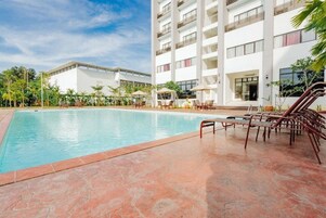 Inomhuspool, utomhuspool och solstolar