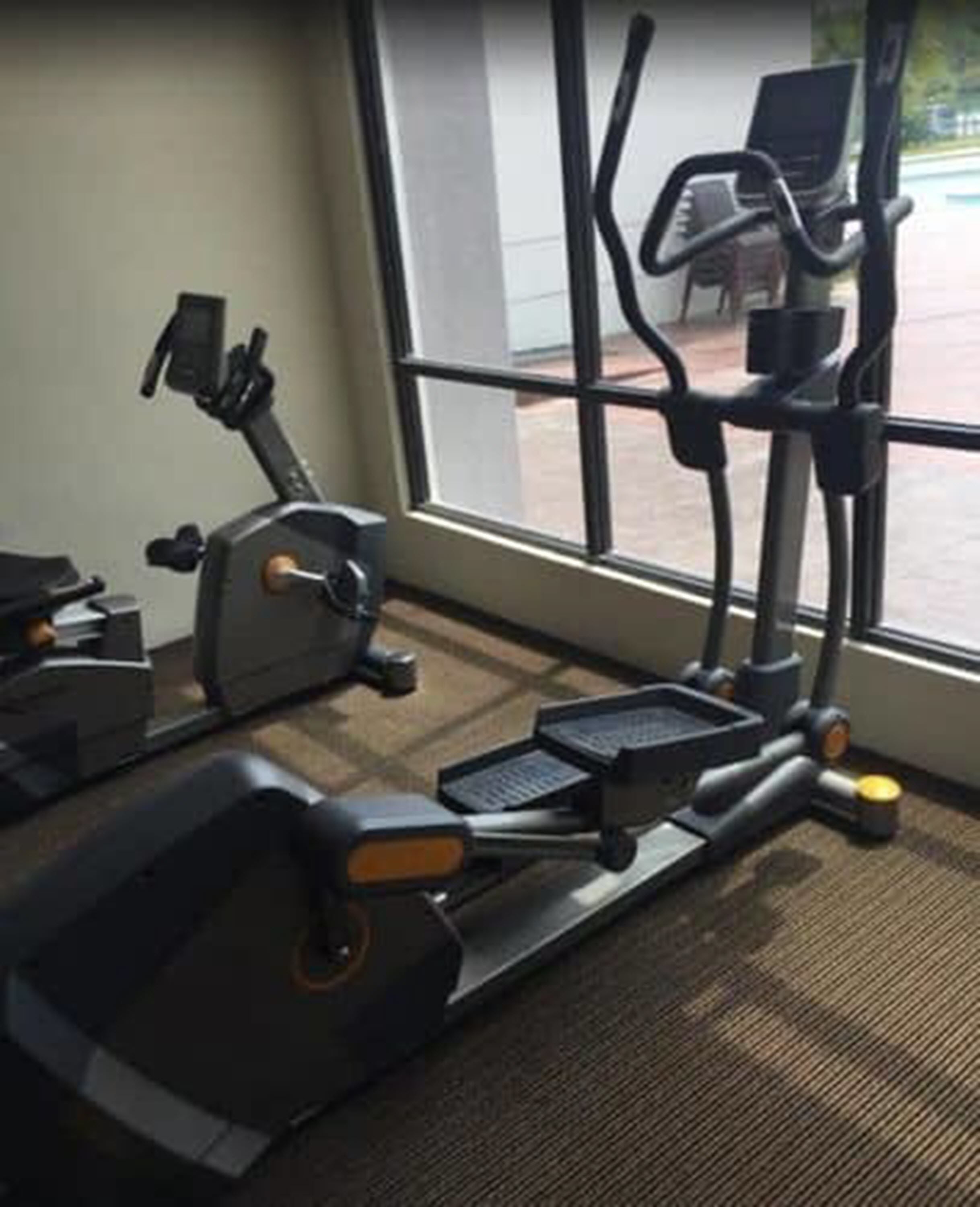 Ein Fitnessraum mit Cardiogeräten, Laufband und Ergometer.