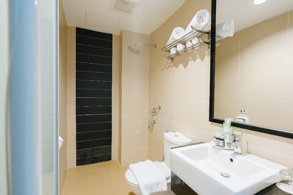 rainfall showerhead, free toiletries, hair dryer, towels