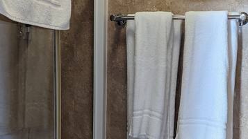 Habitación doble superior, baño en la habitación | Baño