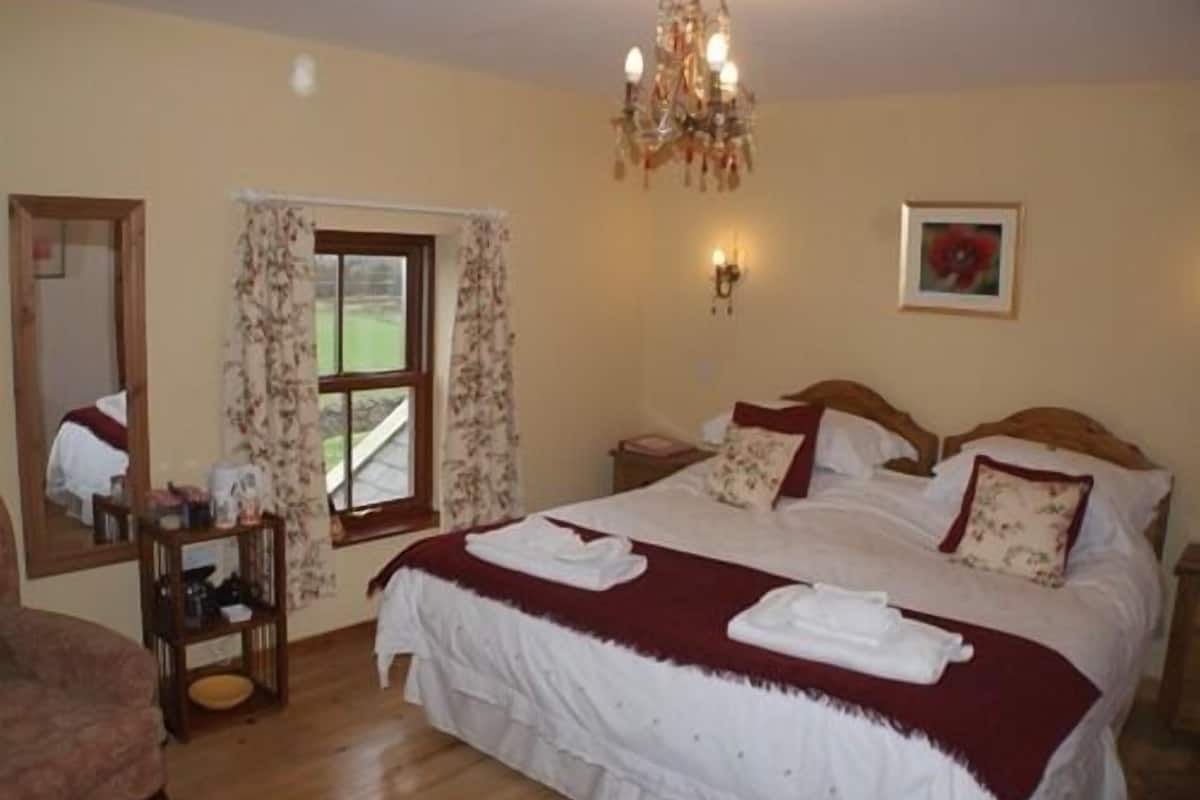 Kamer, 1 twee- of 2 eenpersoonsbedden (Fuchsia) | Lakens van Egyptisch katoen, luxe beddengoed, individueel gedecoreerd