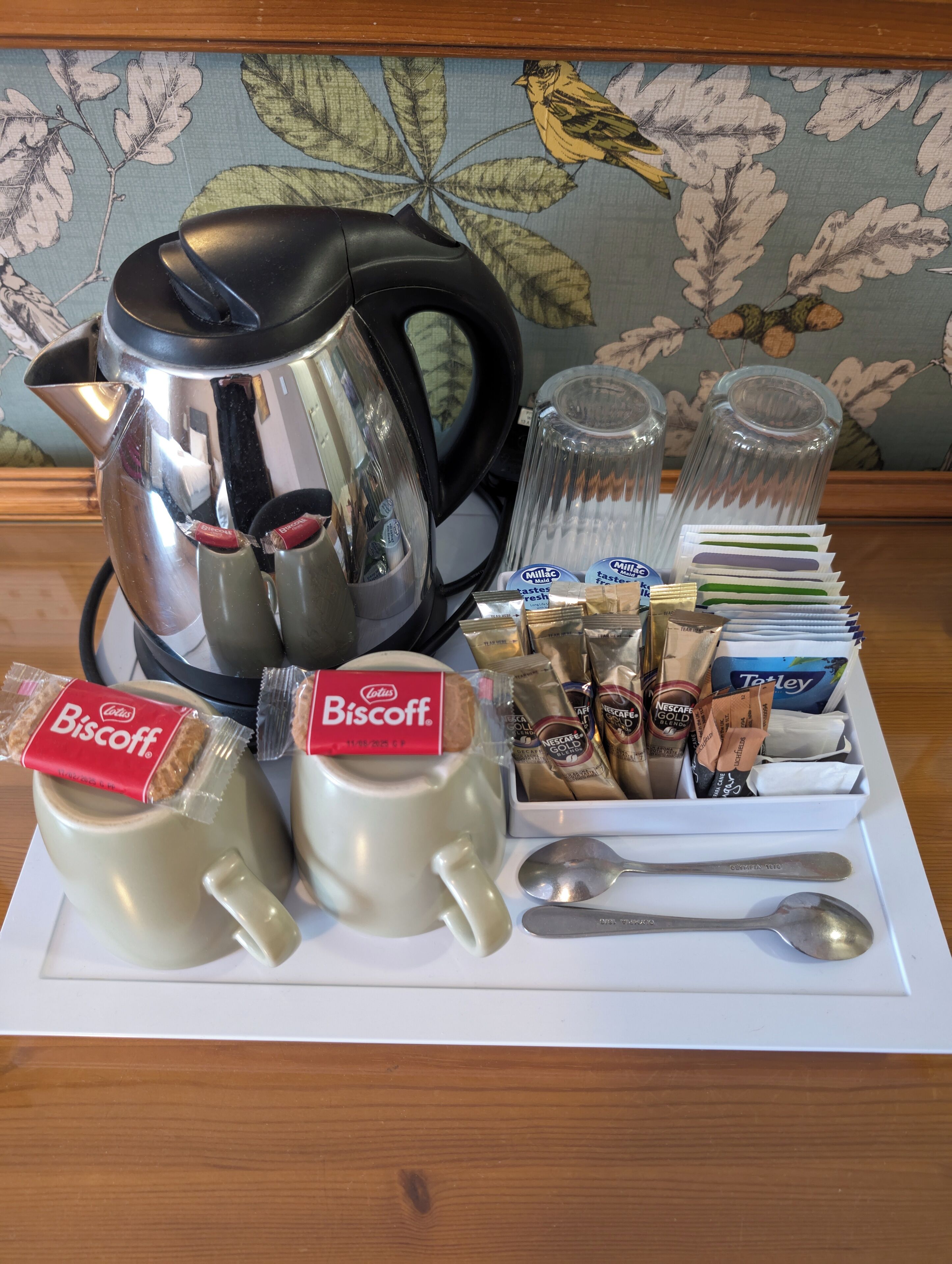 1 bedroom, individually decorated, individually furnished, desk