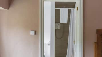Habitación doble estándar, baño en la habitación | Baño | Secadora de cabello y toallas