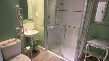 Standard Double or Twin Room, Ensuite | Bathroom | Hair dryer, towels