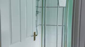 Habitación doble económica, baño en la habitación | Baño | Secadora de cabello y toallas