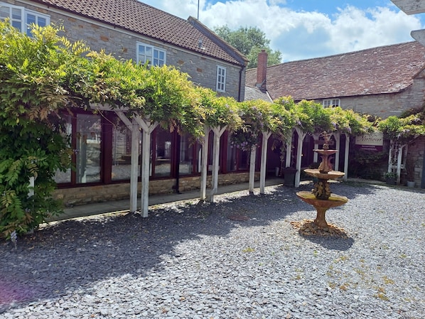 Courtyard view - Northover Manor Hotel (Yeovil)
