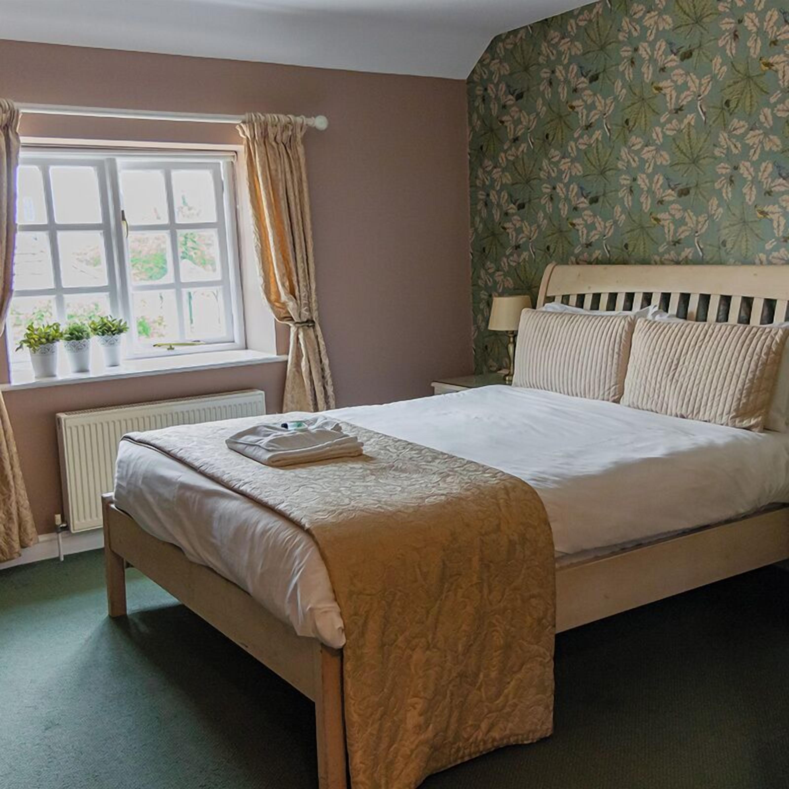 comfort double room, ensuite | 1 bedroom, individually decorated, individually furnished, desk