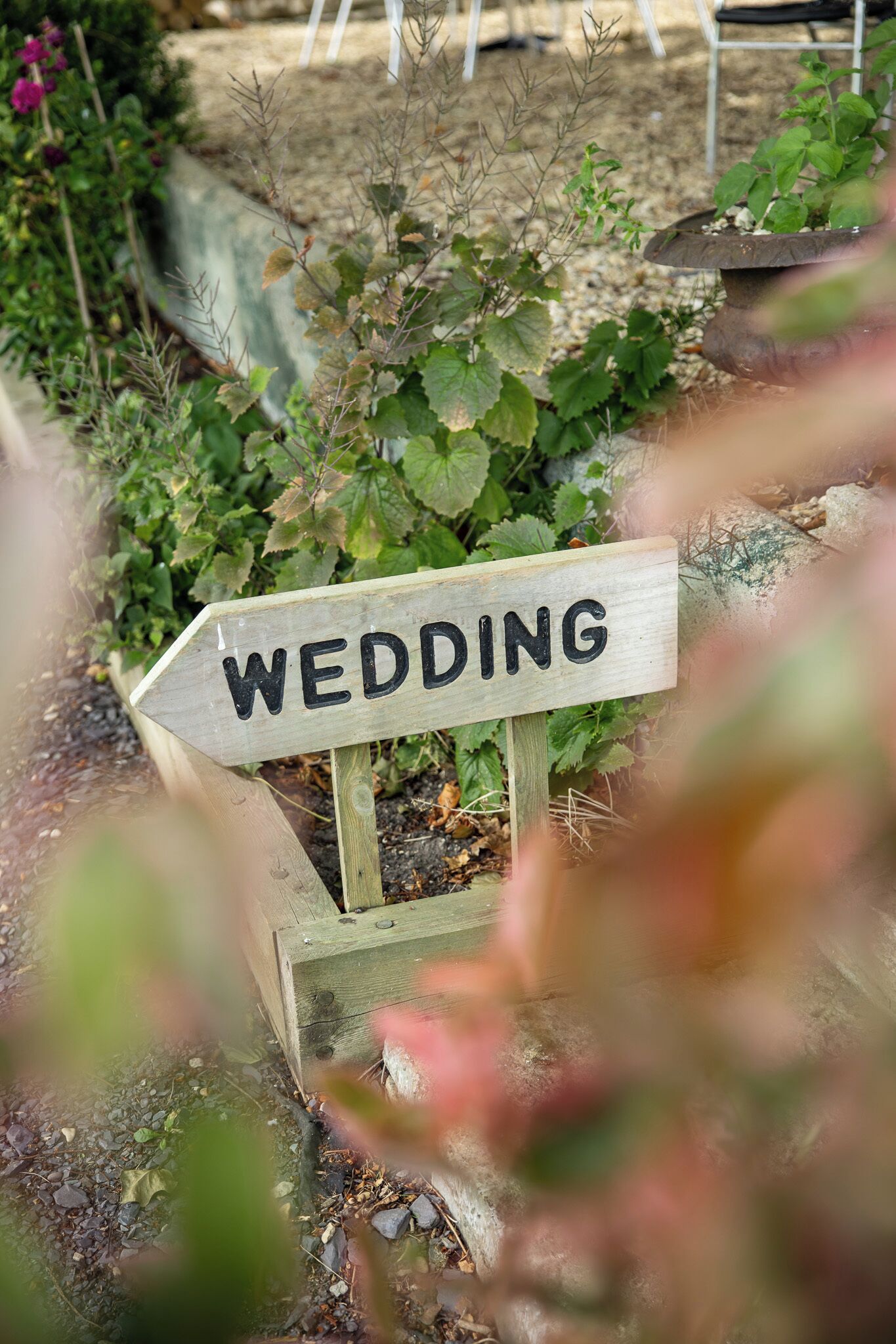 Un letrero de madera con la palabra 'WEDDING' escrita en mayúsculas.