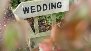 Un letrero de madera con la palabra 'WEDDING' escrita en mayúsculas.