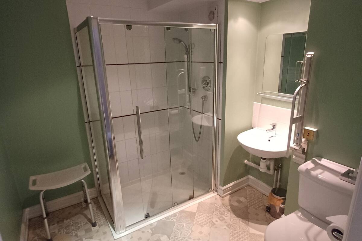 standard double or twin room, ensuite | bathroom | hair dryer, towels