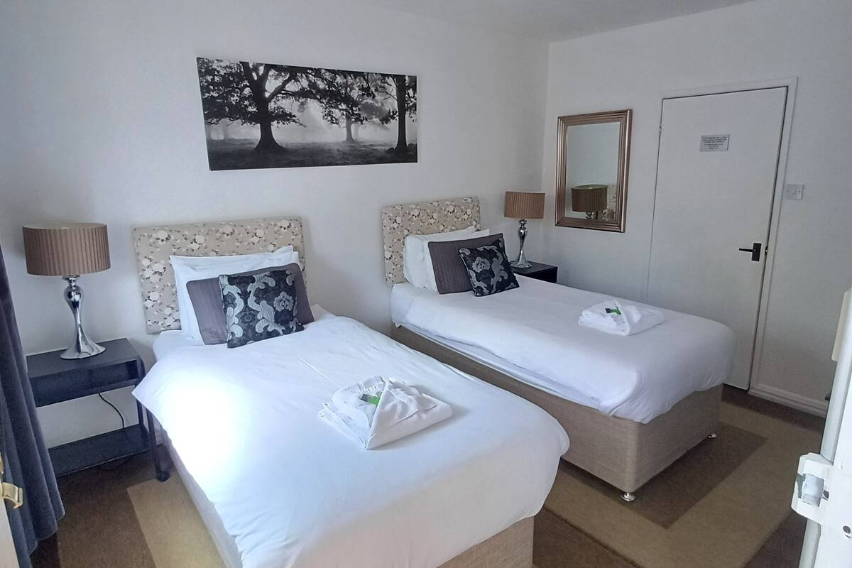 economy twin room, ensuite | 1 bedroom, individually decorated, individually furnished, desk