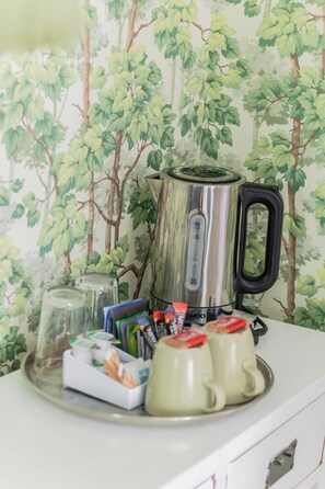 Desk, laptop workspace, iron/ironing board, free WiFi - Northover Manor Hotel (Yeovil)
