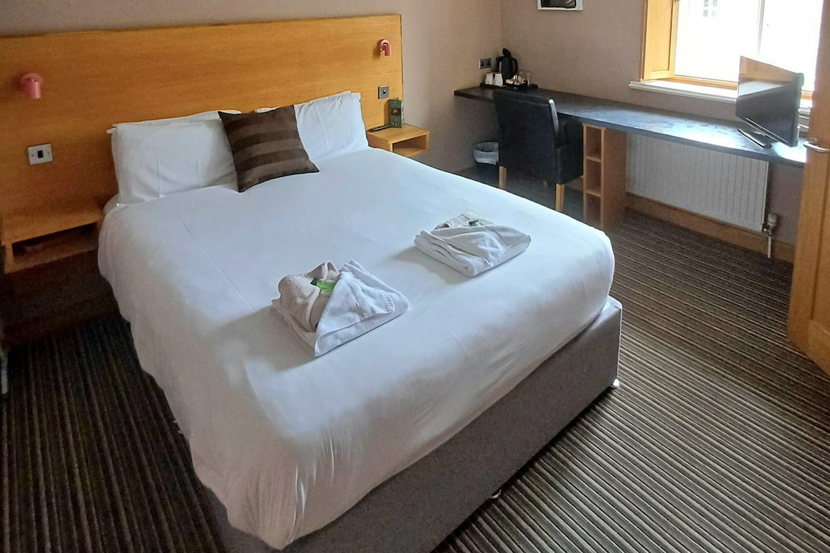 economy double room, ensuite | 1 bedroom, individually decorated, individually furnished, desk
