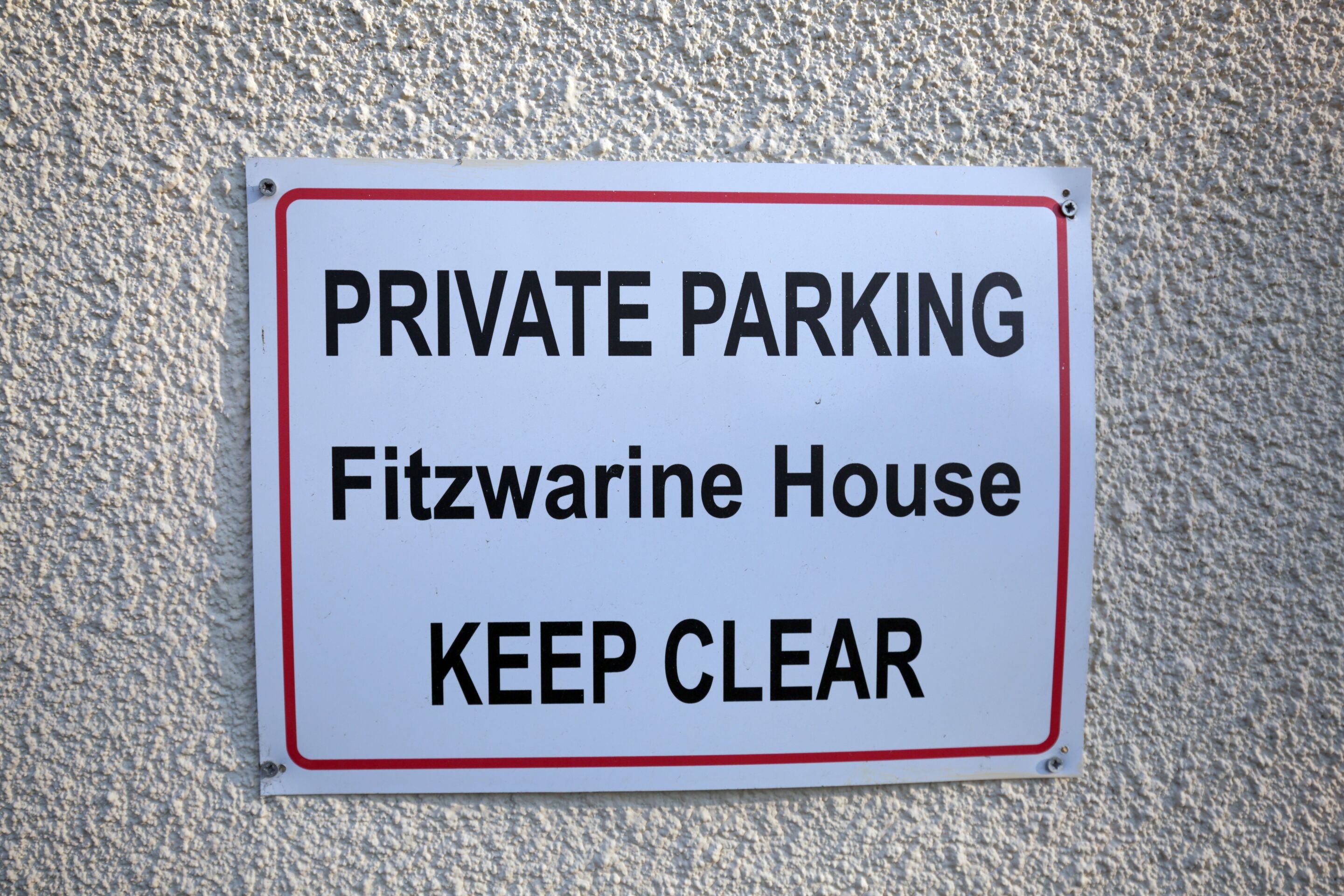 Schild, das privaten Parkplatz am Fitzwarine House kennzeichnet, mit der Aufschrift 'Keep Clear'.