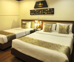 Escritorio, camas supletorias, wifi gratis y ropa de cama