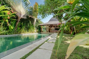 Outdoor pool, pool umbrellas, pool loungers - Villa Saffira (Seminyak)